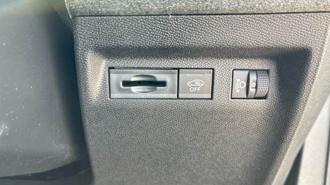 Vauxhall Grandland 1.2 Hybrid 145 Griffin 5dr e-DCT6 Petrol Hatchback - Image 28